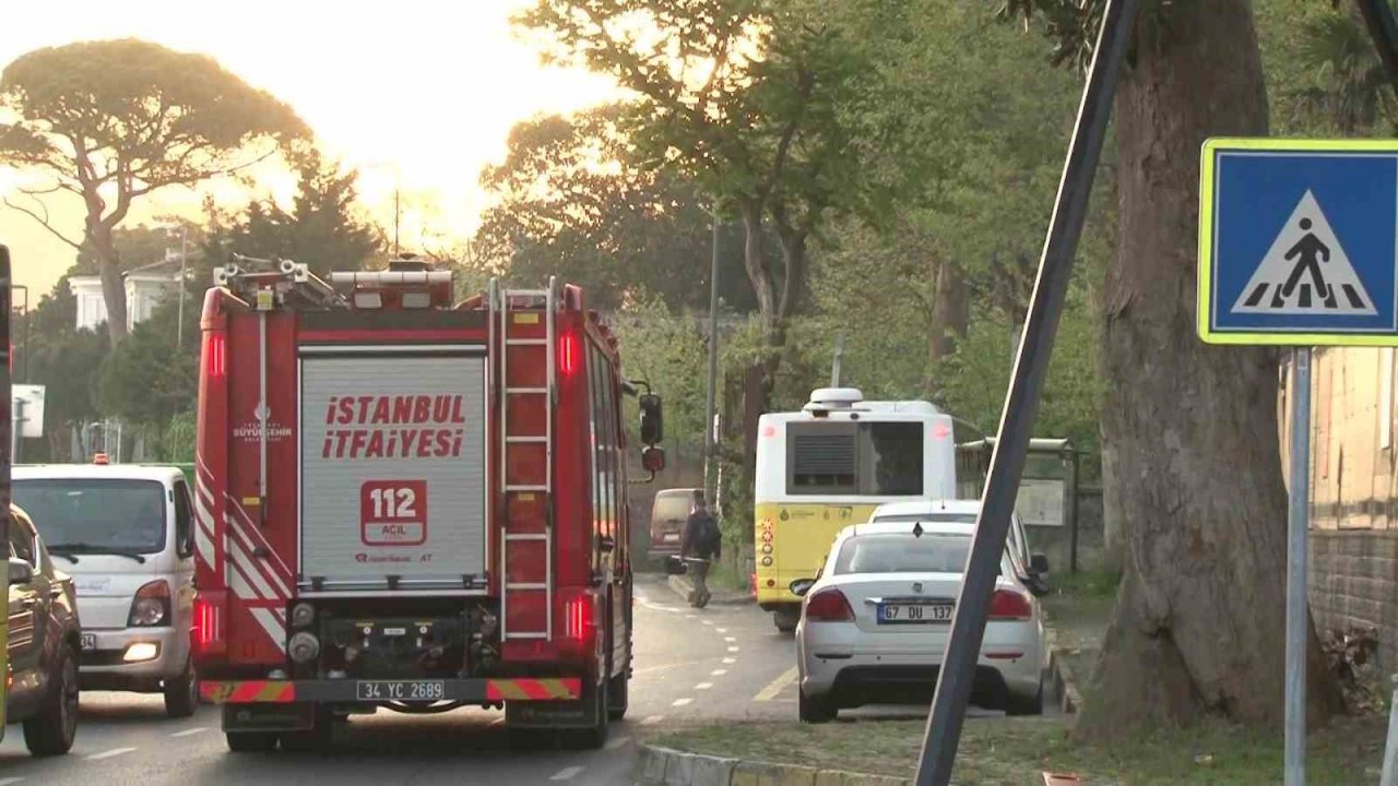 Beykoz’da iki araç kafa kafaya çarpıştı: 2 yaralı