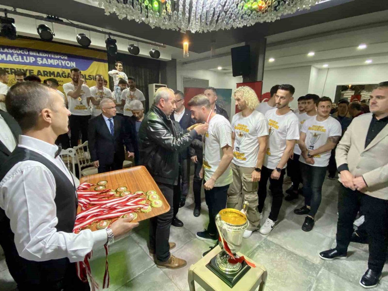 Talasgücü Belediyespor şampiyonluğu kutladı