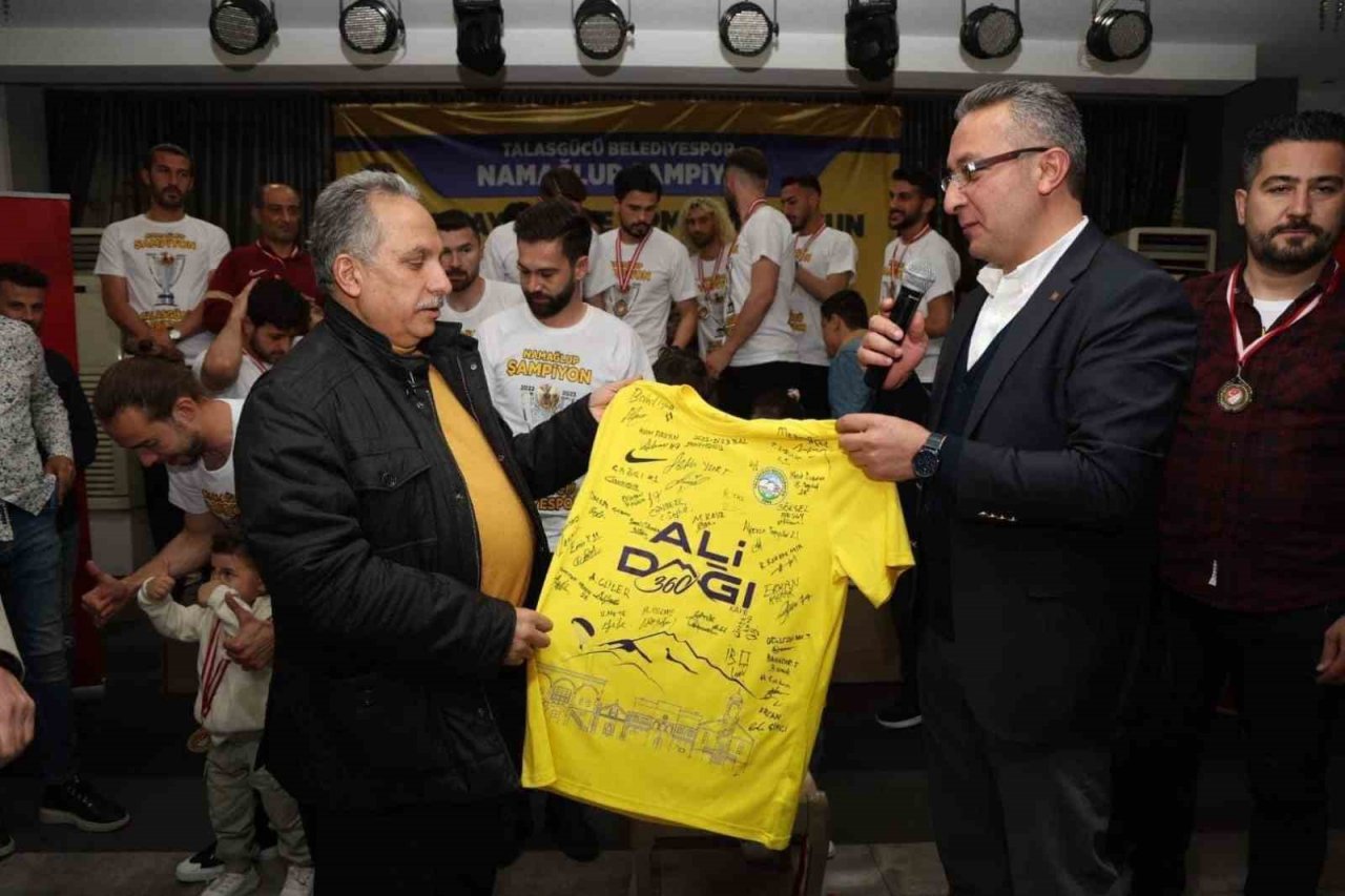 Talasgücü Belediyespor şampiyonluğu kutladı