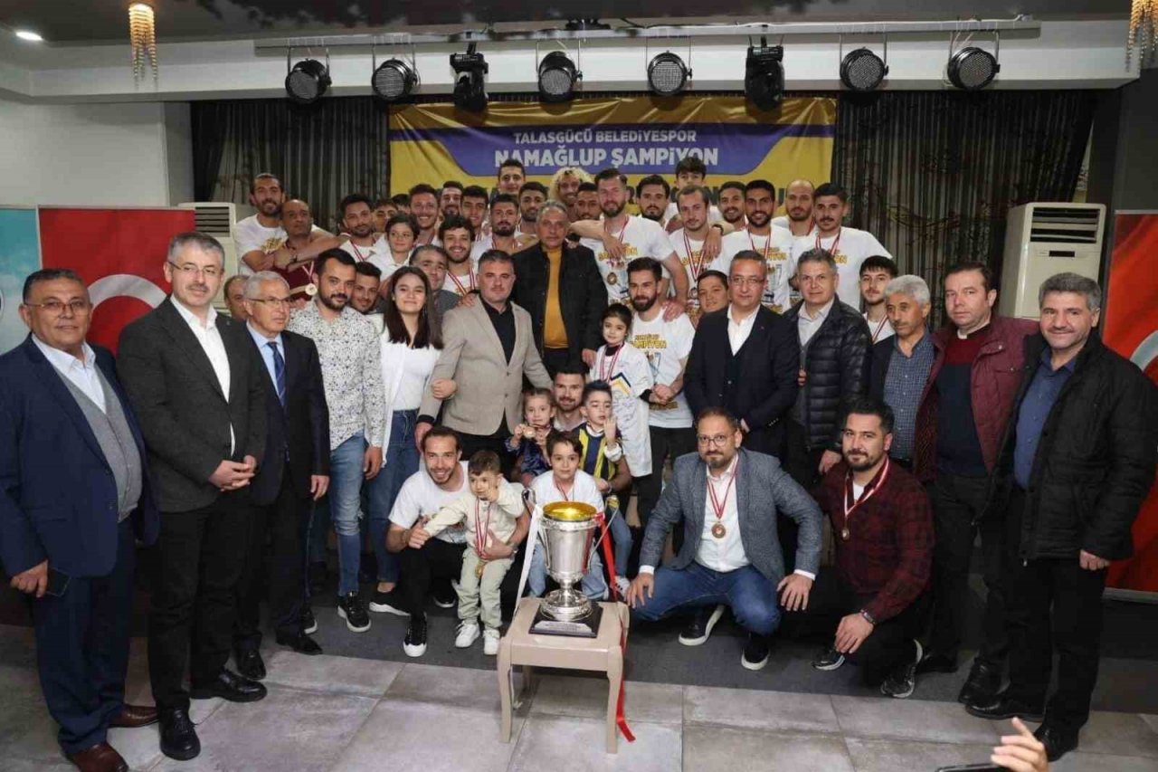 Talasgücü Belediyespor şampiyonluğu kutladı