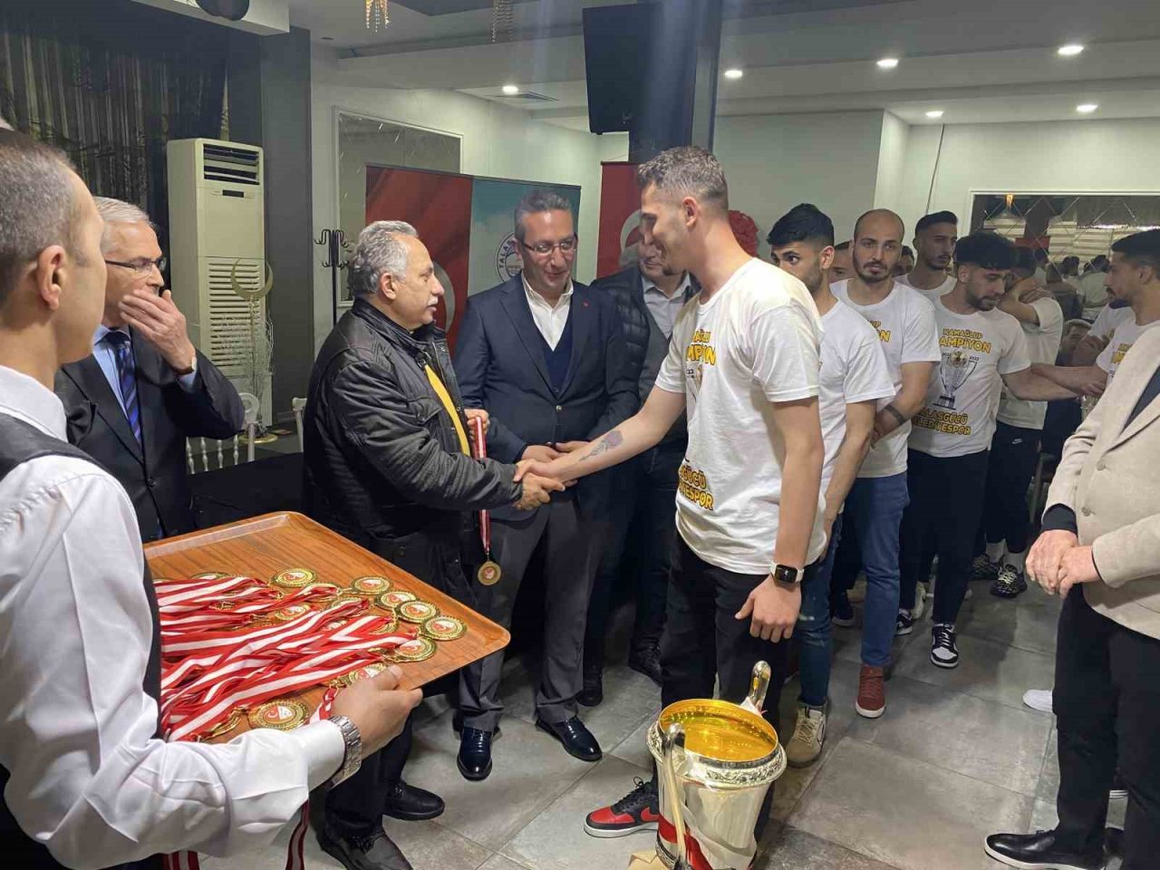 Talasgücü Belediyespor şampiyonluğu kutladı