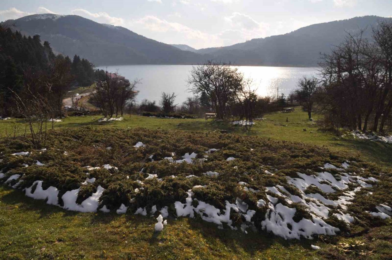 Yağmurlu ve karlı günlerin ardından tatilciler Abant Gölü Milli Parkı’na akın etti