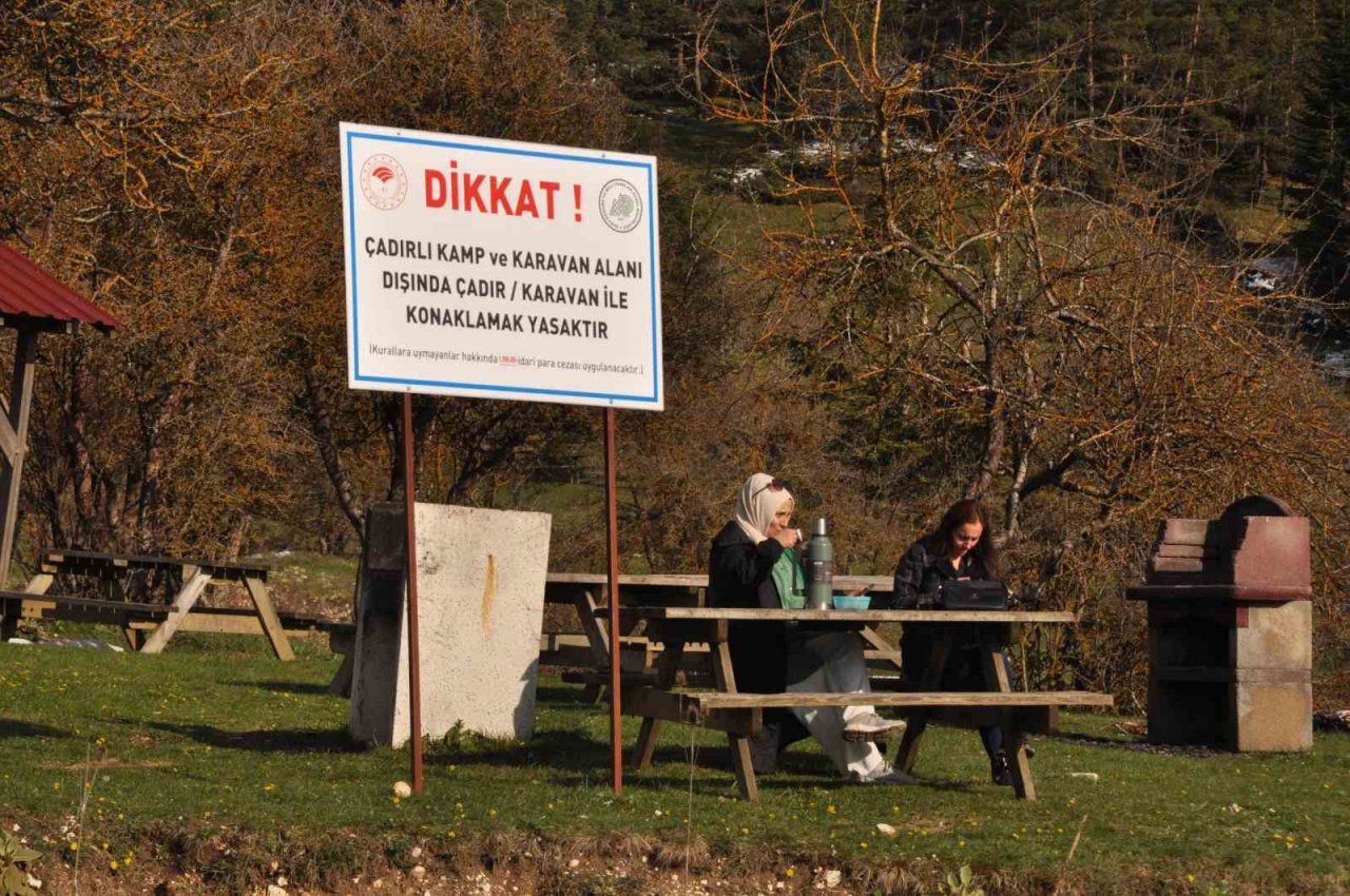 Yağmurlu ve karlı günlerin ardından tatilciler Abant Gölü Milli Parkı’na akın etti