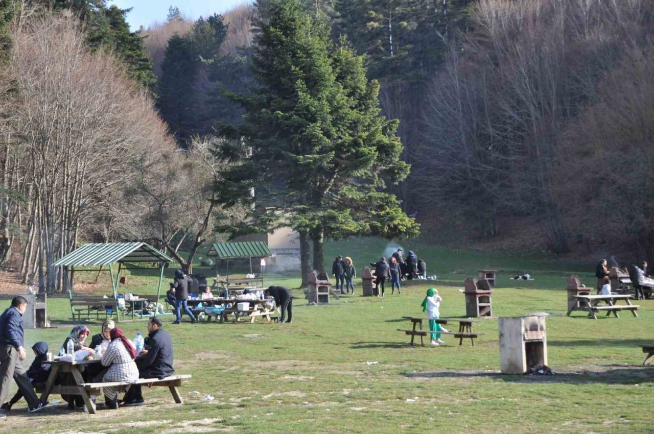 Yağmurlu ve karlı günlerin ardından tatilciler Abant Gölü Milli Parkı’na akın etti
