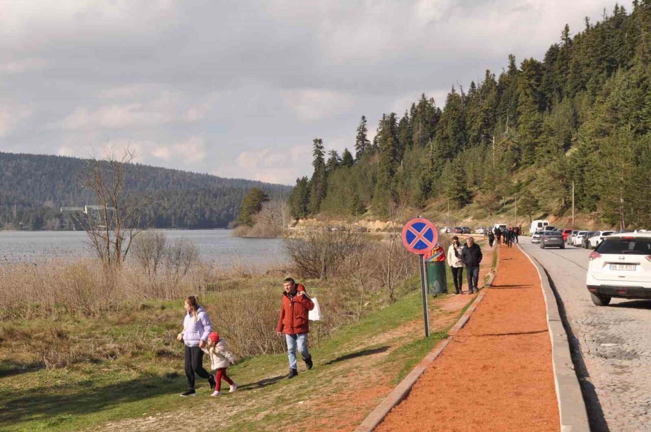 Yağmurlu ve karlı günlerin ardından tatilciler Abant Gölü Milli Parkı’na akın etti