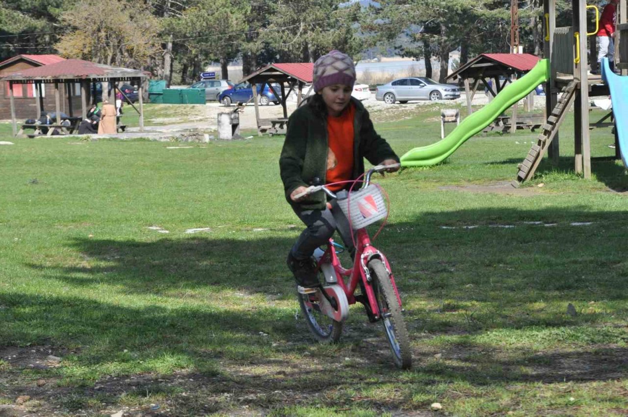 Yağmurlu ve karlı günlerin ardından tatilciler Abant Gölü Milli Parkı’na akın etti