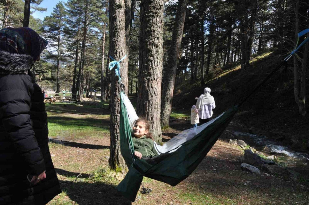 Yağmurlu ve karlı günlerin ardından tatilciler Abant Gölü Milli Parkı’na akın etti