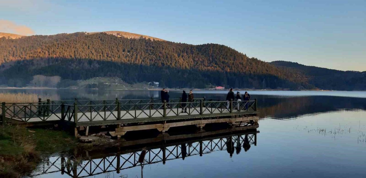Yağmurlu ve karlı günlerin ardından tatilciler Abant Gölü Milli Parkı’na akın etti