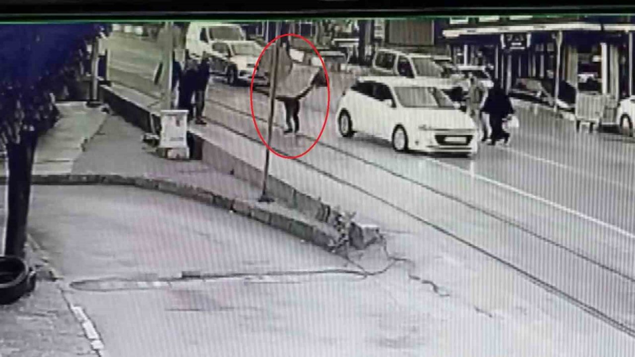 Bursa’da karayolundan karşıya geçen vatandaşın ölümden döndüğü anlar kamerada