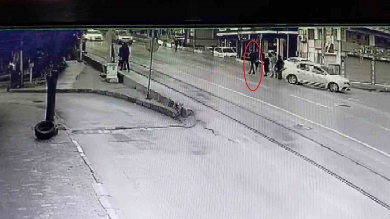 Bursa’da karayolundan karşıya geçen vatandaşın ölümden döndüğü anlar kamerada