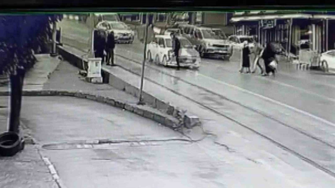 Bursa’da karayolundan karşıya geçen vatandaşın ölümden döndüğü anlar kamerada