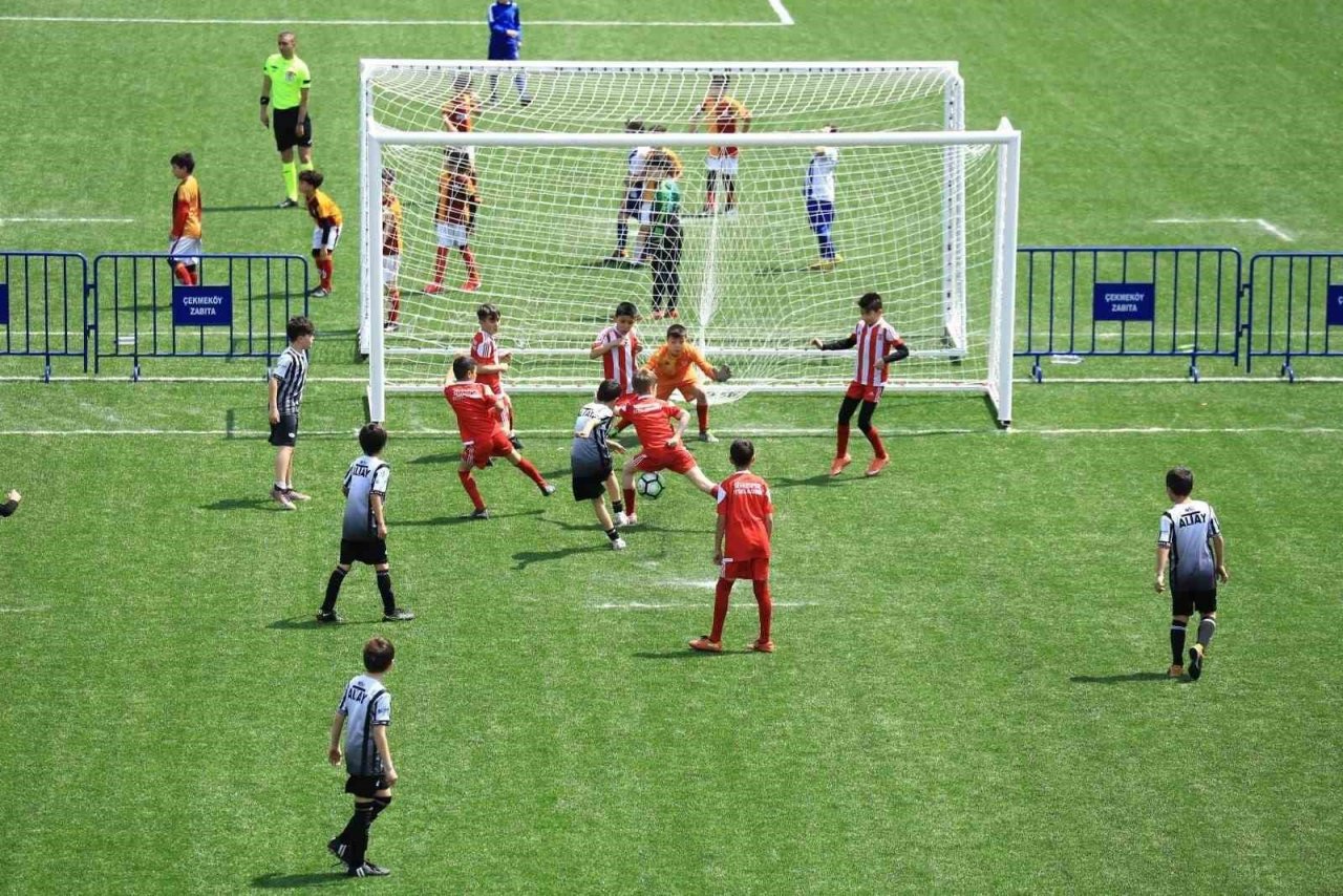 Çekmeköy’de minikler için dev futbol organizasyonu