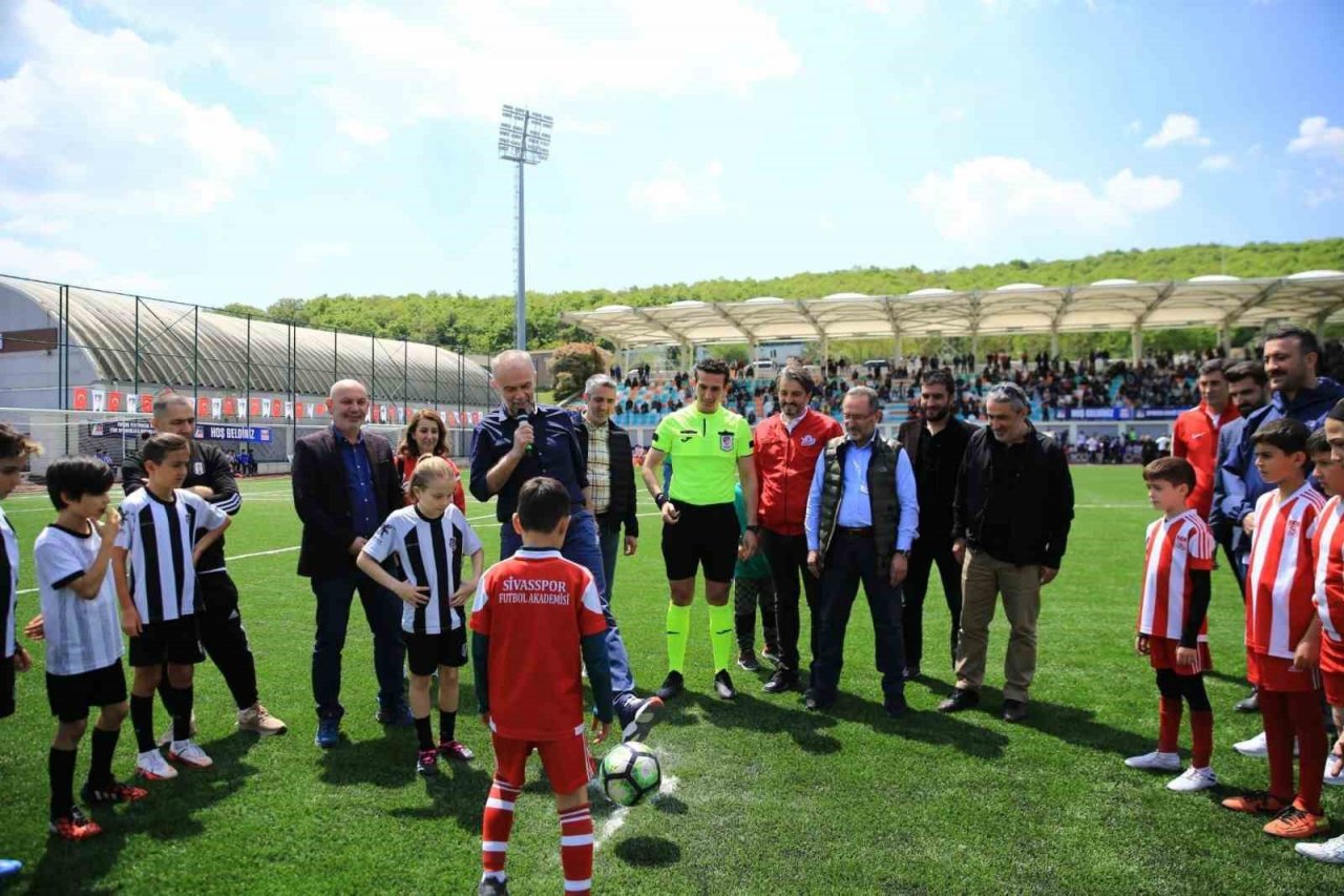 Çekmeköy’de minikler için dev futbol organizasyonu