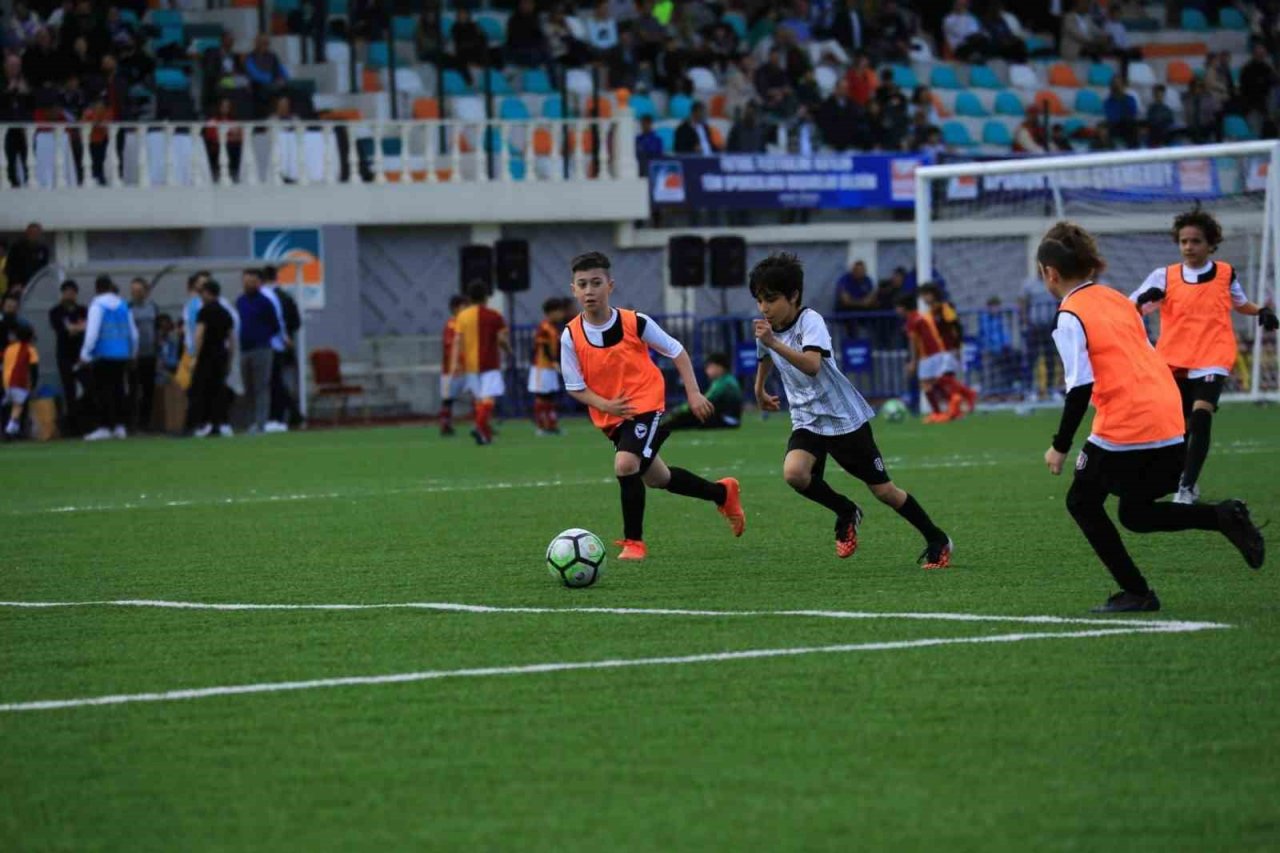 Çekmeköy’de minikler için dev futbol organizasyonu