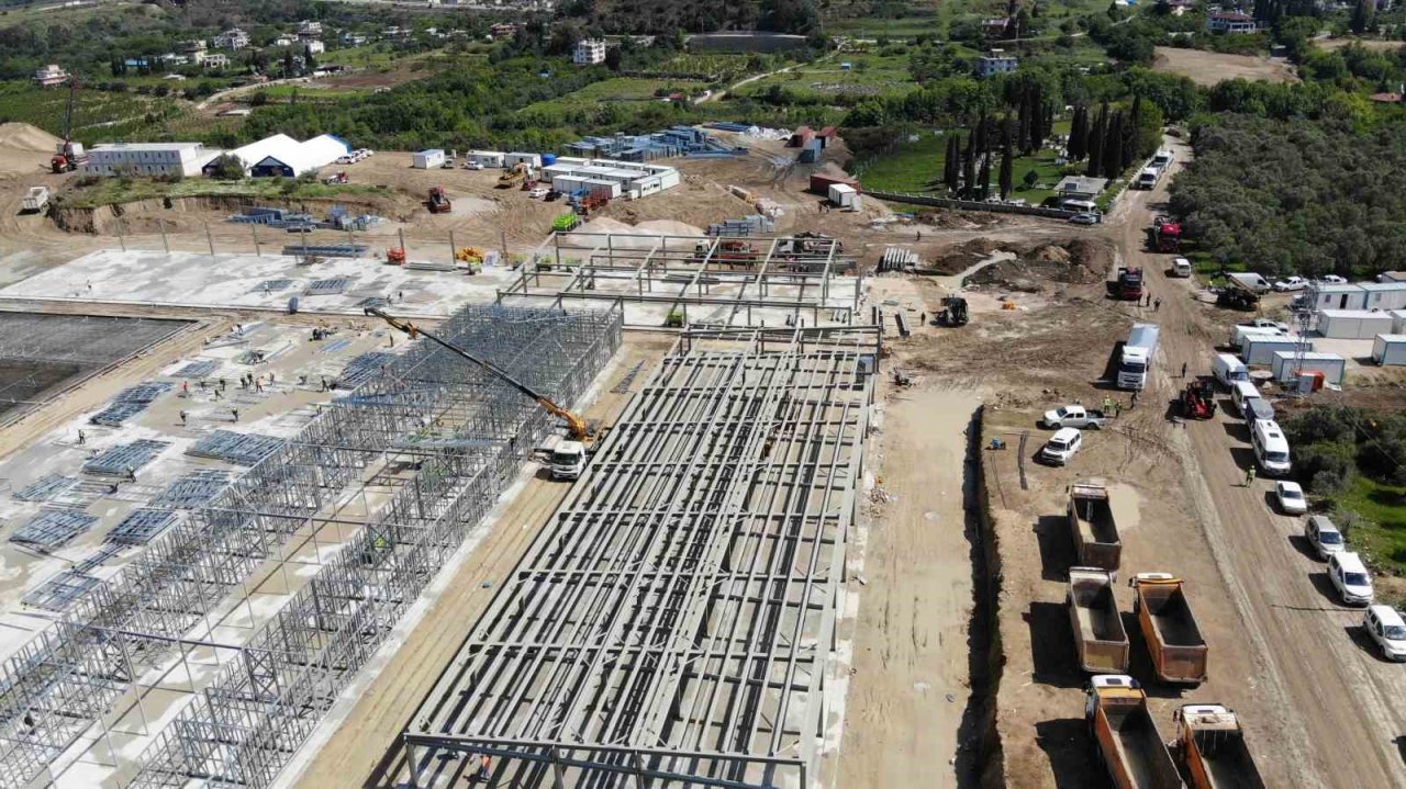 Defne Devlet Hastanesi inşası 1 Mayıs’ta da devam ediyor