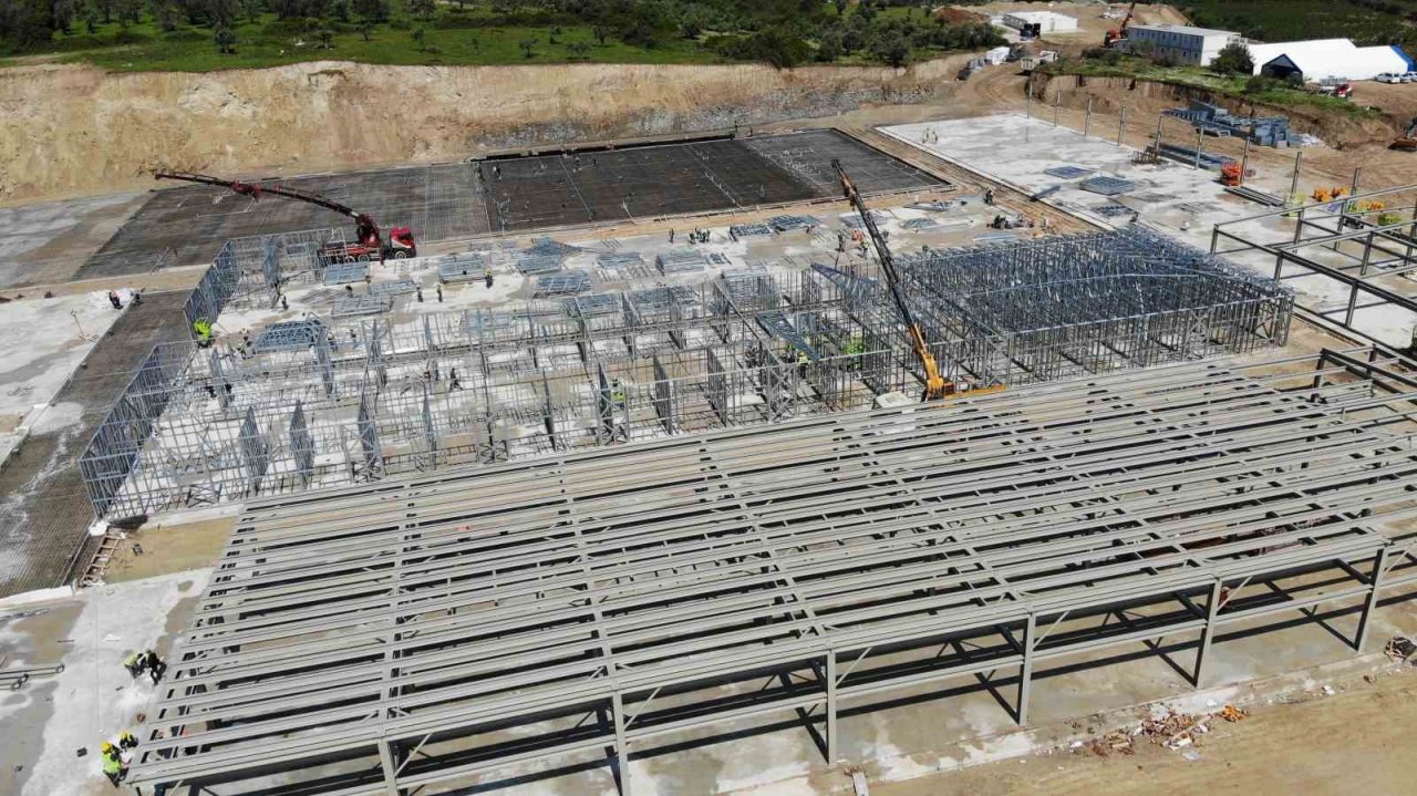 Defne Devlet Hastanesi inşası 1 Mayıs’ta da devam ediyor