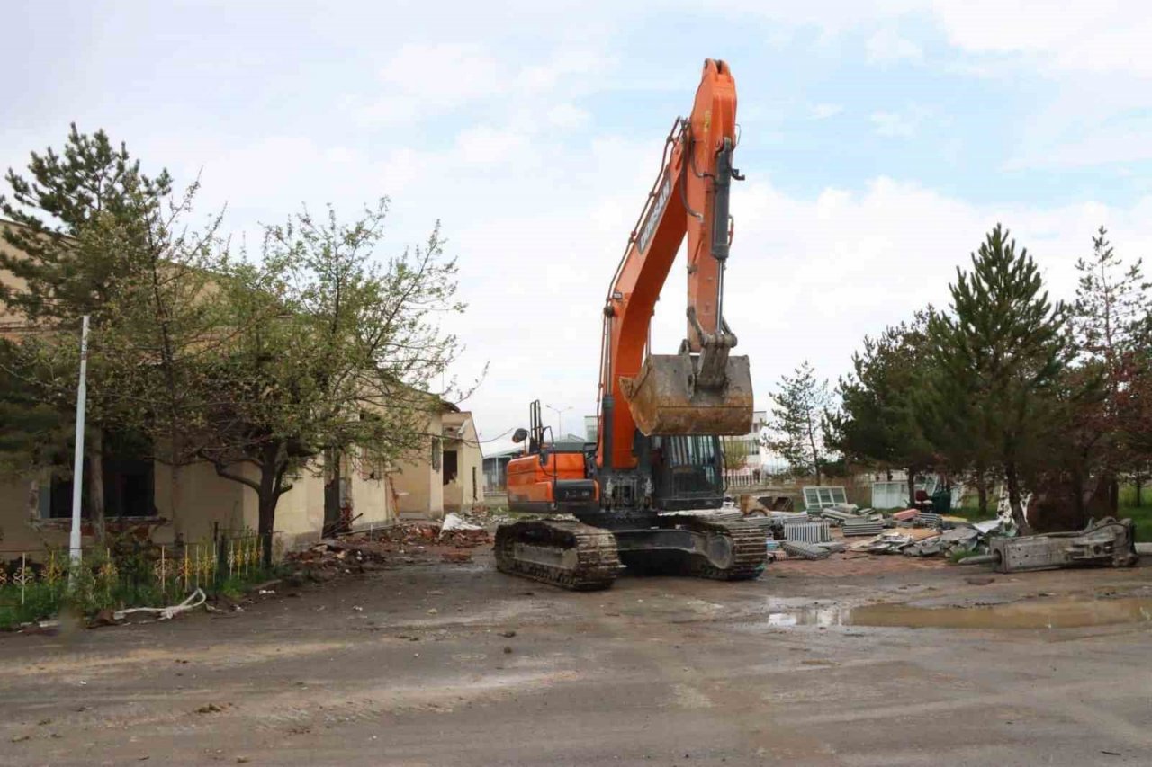 Depremde hasar gören okul yeniden inşa edilecek