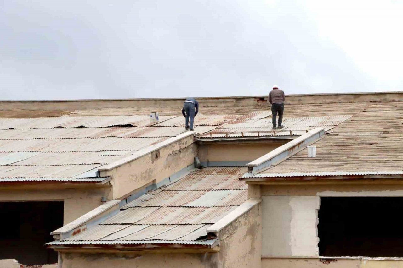 Depremde hasar gören okul yeniden inşa edilecek