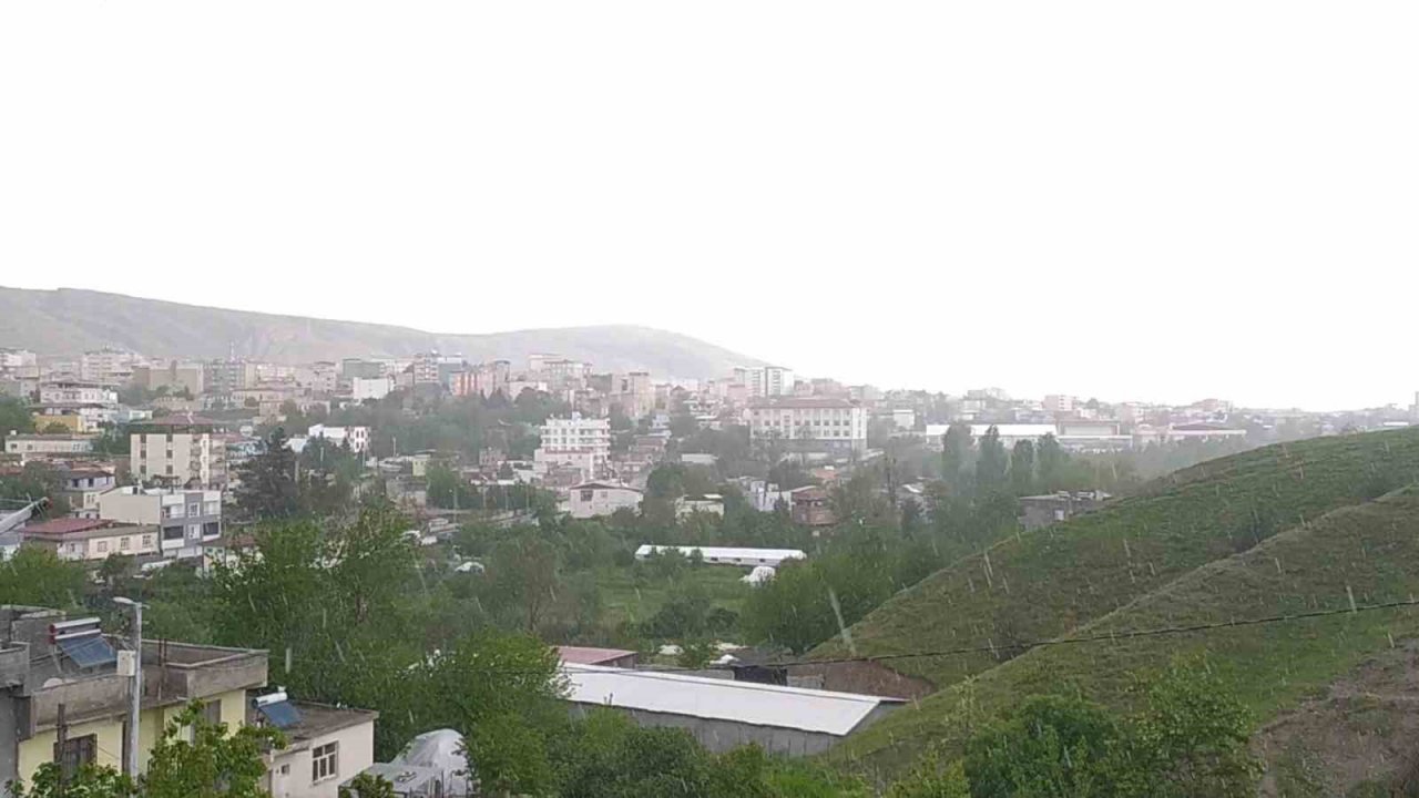 Silvan’da sağanak ve dolu yağışı etkili oldu