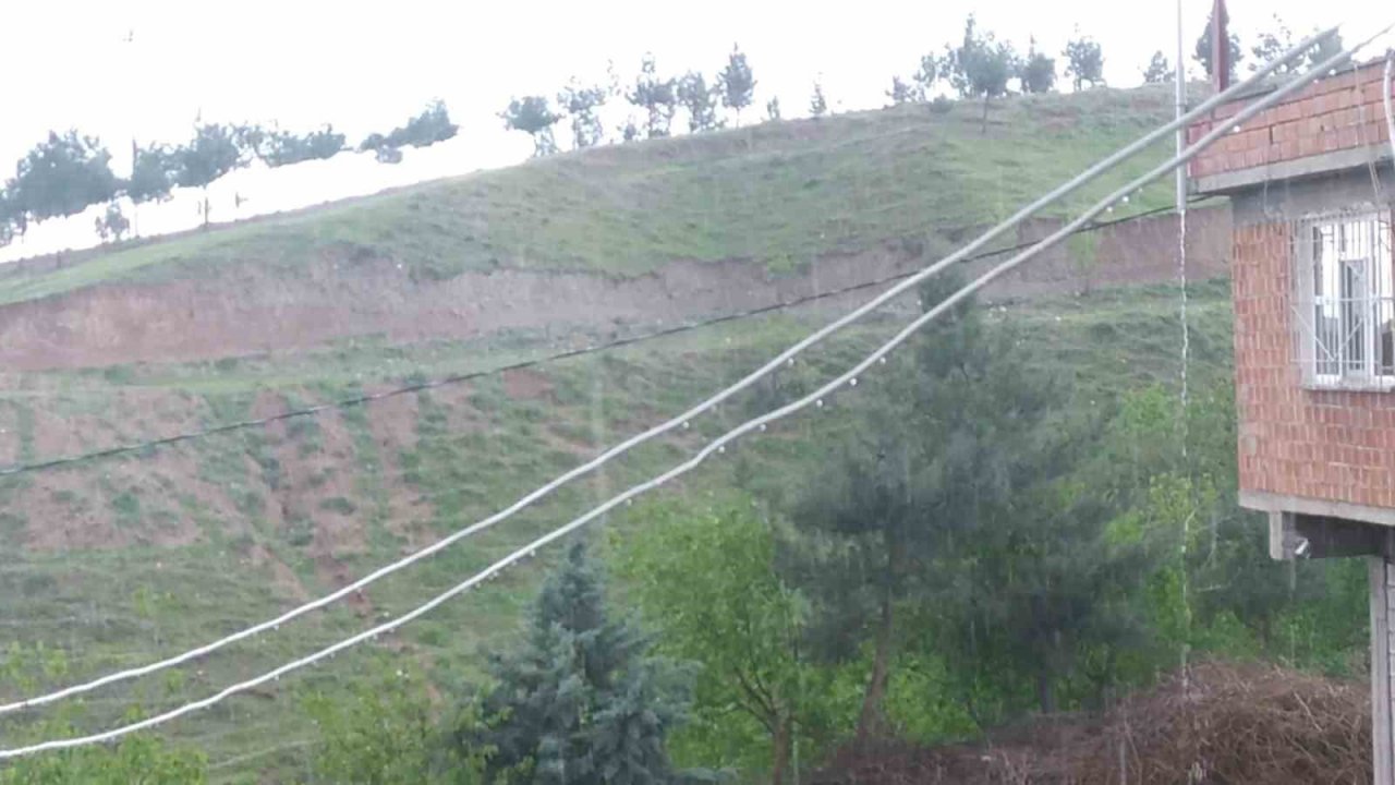 Silvan’da sağanak ve dolu yağışı etkili oldu