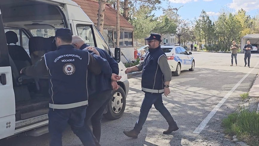 Erzincan’da araç içerisinde 8 kaçak göçmen yakalandı, şoför tutuklandı