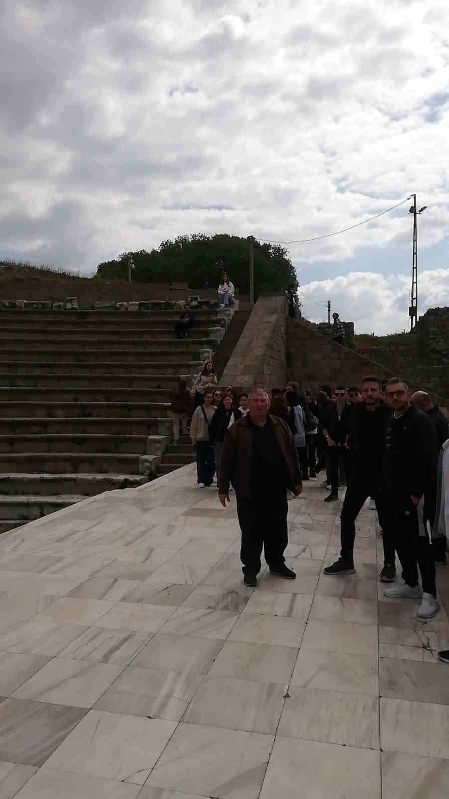 Gediz’de MNA Anadolu Lisesi öğrencileri ücretsiz Çanakkale gezisine götürüldü