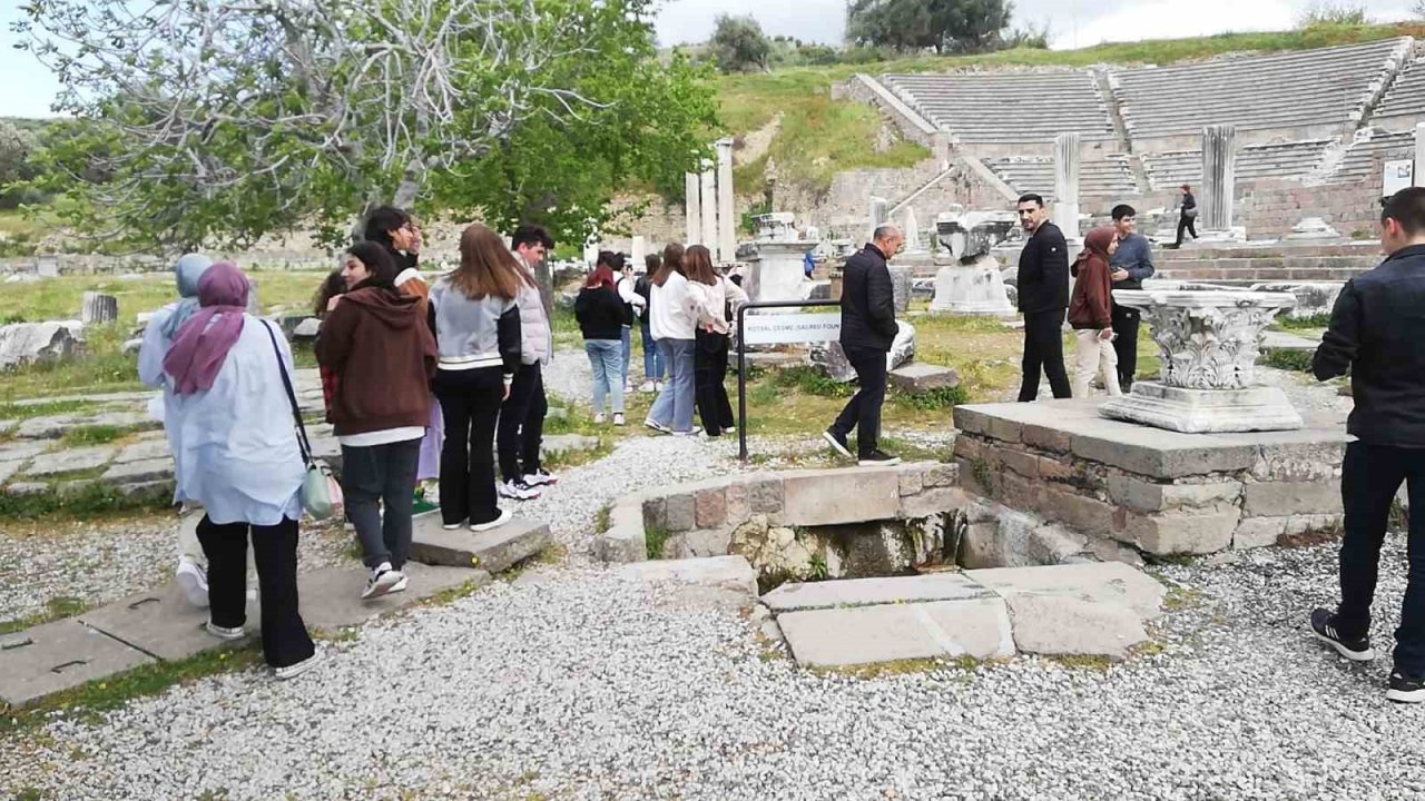 Gediz’de MNA Anadolu Lisesi öğrencileri ücretsiz Çanakkale gezisine götürüldü