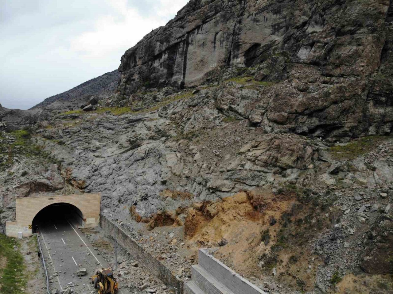 Gümüşhane’de meydana gelen heyelanda dev kayalar karayolunu ulaşıma kapattı!