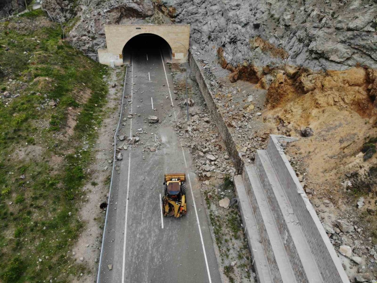 Gümüşhane’de meydana gelen heyelanda dev kayalar karayolunu ulaşıma kapattı!