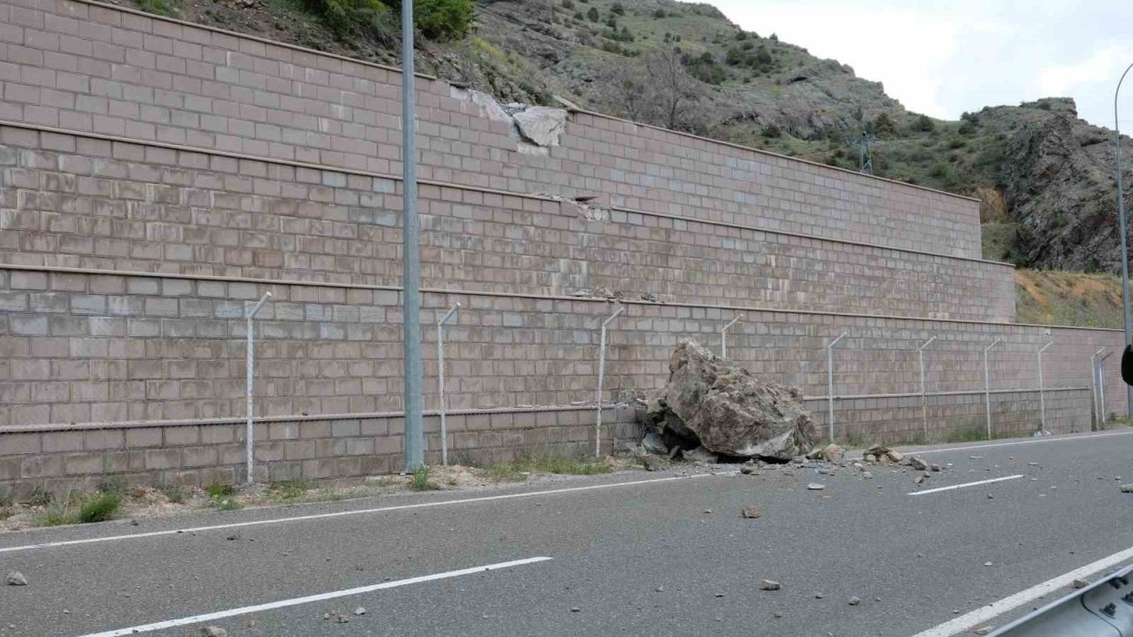 Gümüşhane’de meydana gelen heyelanda dev kayalar karayolunu ulaşıma kapattı!
