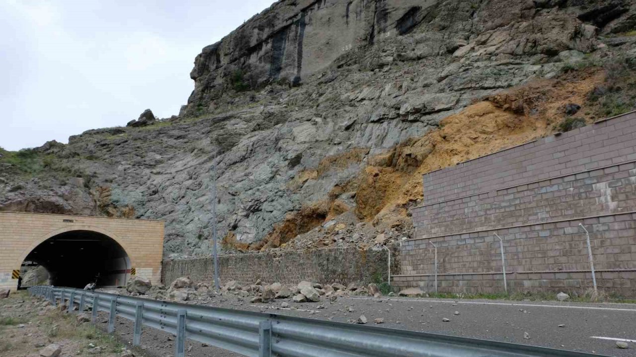 Gümüşhane’de meydana gelen heyelanda dev kayalar karayolunu ulaşıma kapattı!