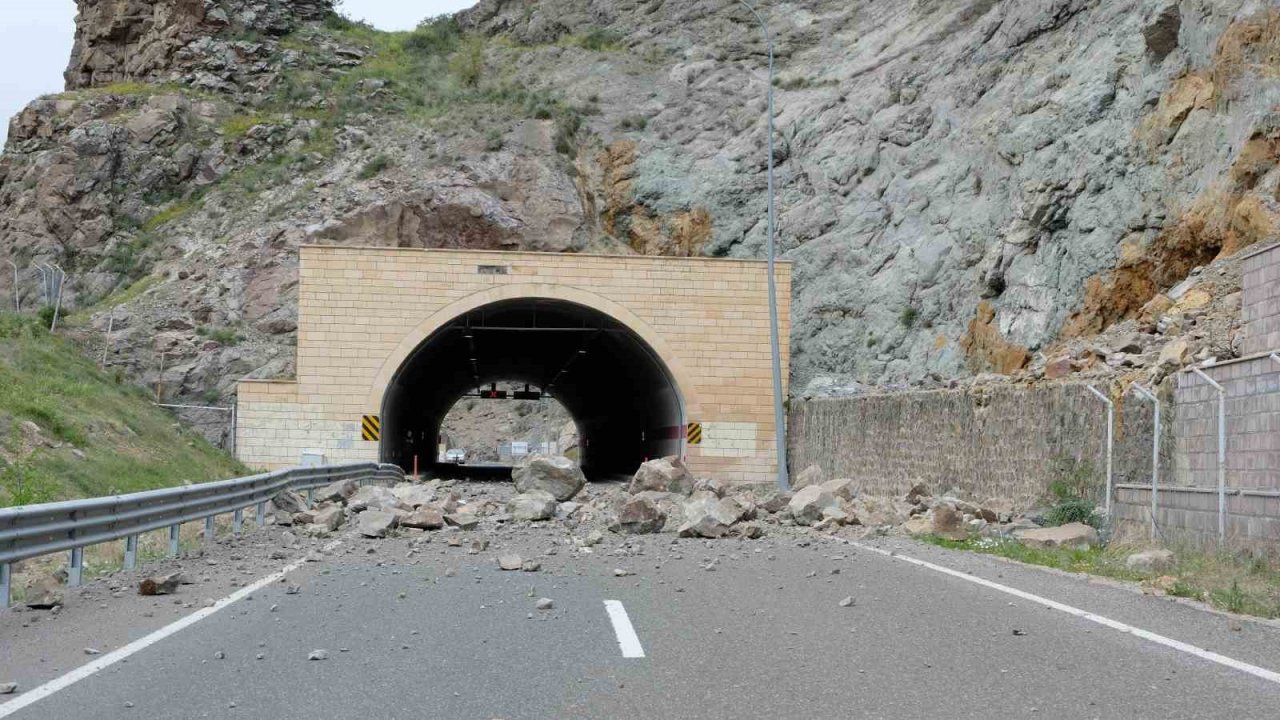 Gümüşhane’de meydana gelen heyelanda dev kayalar karayolunu ulaşıma kapattı!