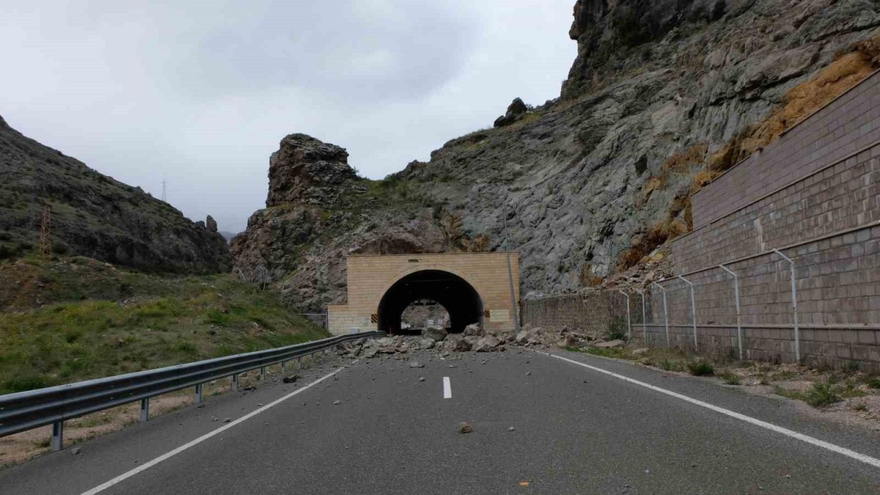 Gümüşhane’de meydana gelen heyelanda dev kayalar karayolunu ulaşıma kapattı!