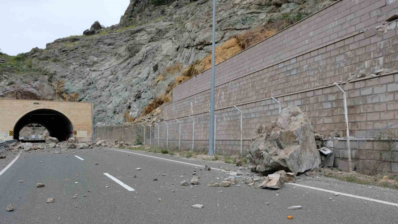 Gümüşhane’de meydana gelen heyelanda dev kayalar karayolunu ulaşıma kapattı!