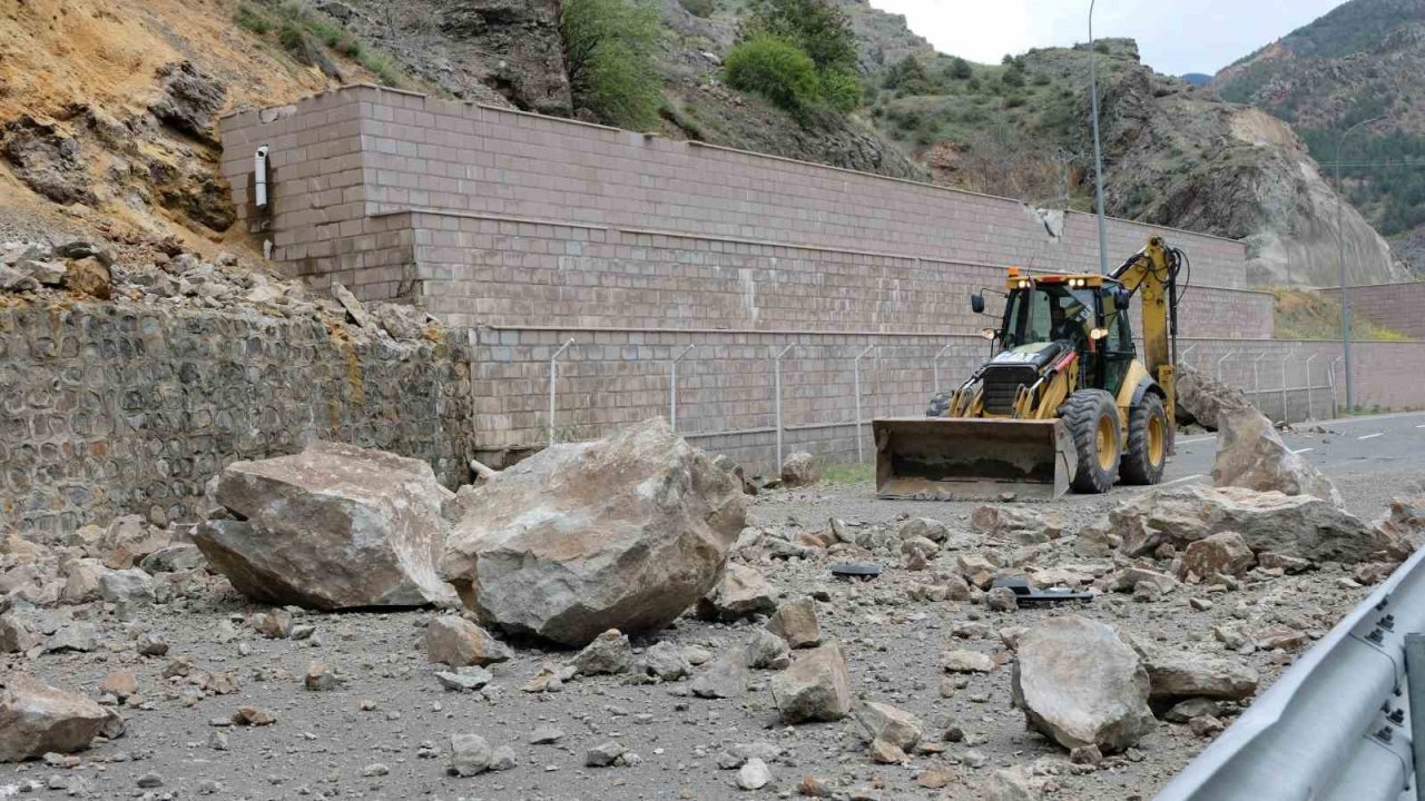 Gümüşhane’de meydana gelen heyelanda dev kayalar karayolunu ulaşıma kapattı!