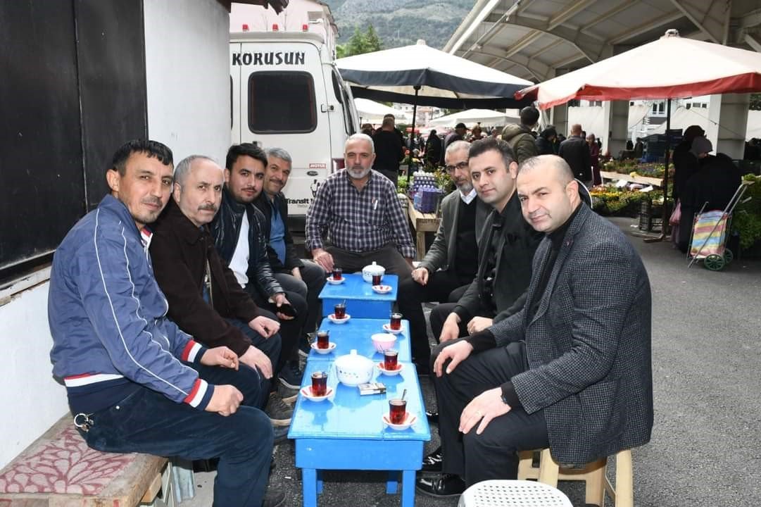 Başkan Çelik, semt pazarında alışveriş yaptı
