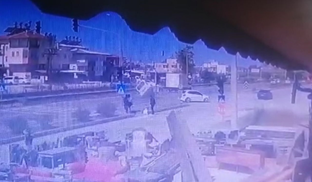 Karayolunda korku dolu anlar: Çarptı, savruldu, bariyere çarparak durabildi