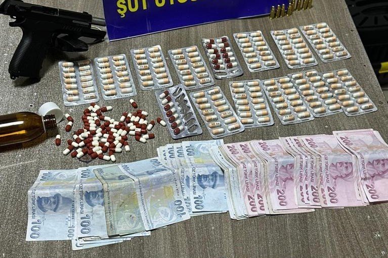 İzmir’de 3 torbacı daha ’ŞUT’landı