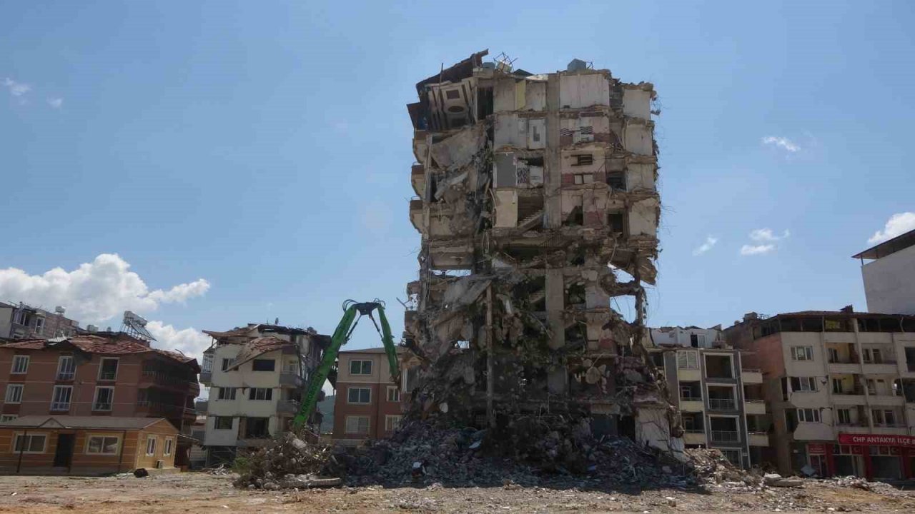 Hatay’da enkaz kaldırma çalışmaları devam ediyor