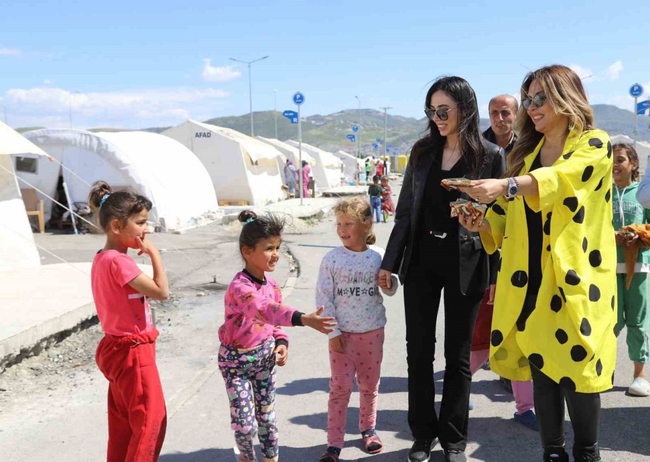 Payas Belediyesi’nin sanatçı Aslı Hünel ile birlikte depremzede çocuklara moral etkinliği