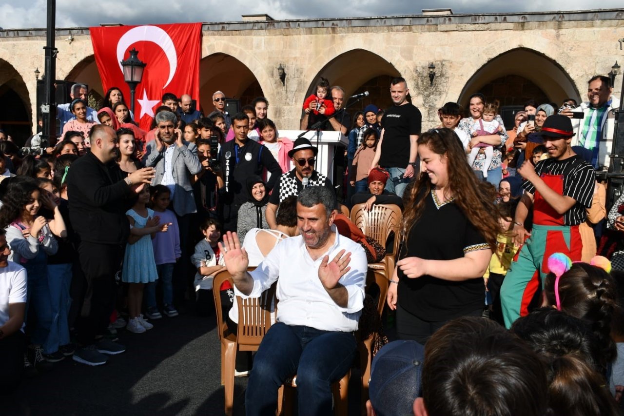 Payas Belediyesi’nin sanatçı Aslı Hünel ile birlikte depremzede çocuklara moral etkinliği