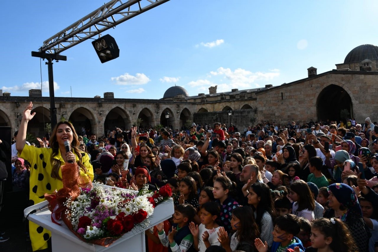 Payas Belediyesi’nin sanatçı Aslı Hünel ile birlikte depremzede çocuklara moral etkinliği