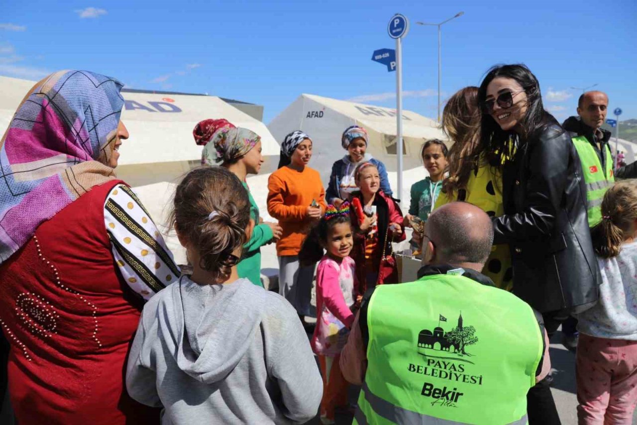 Payas Belediyesi’nin sanatçı Aslı Hünel ile birlikte depremzede çocuklara moral etkinliği