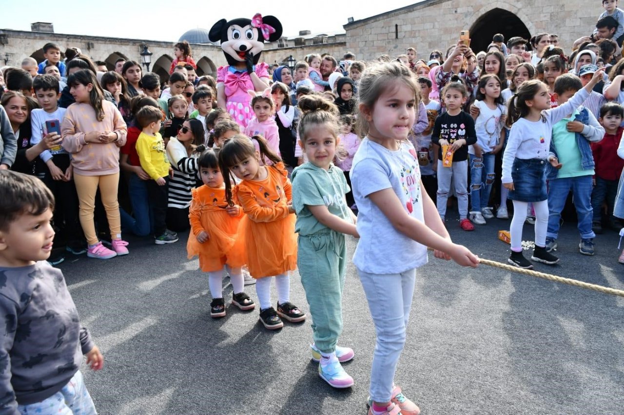 Payas Belediyesi’nin sanatçı Aslı Hünel ile birlikte depremzede çocuklara moral etkinliği