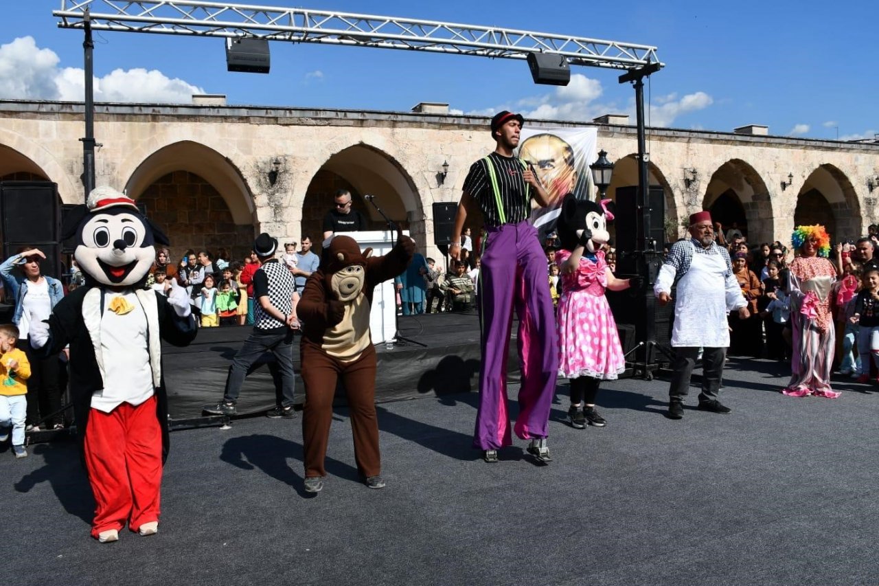 Payas Belediyesi’nin sanatçı Aslı Hünel ile birlikte depremzede çocuklara moral etkinliği