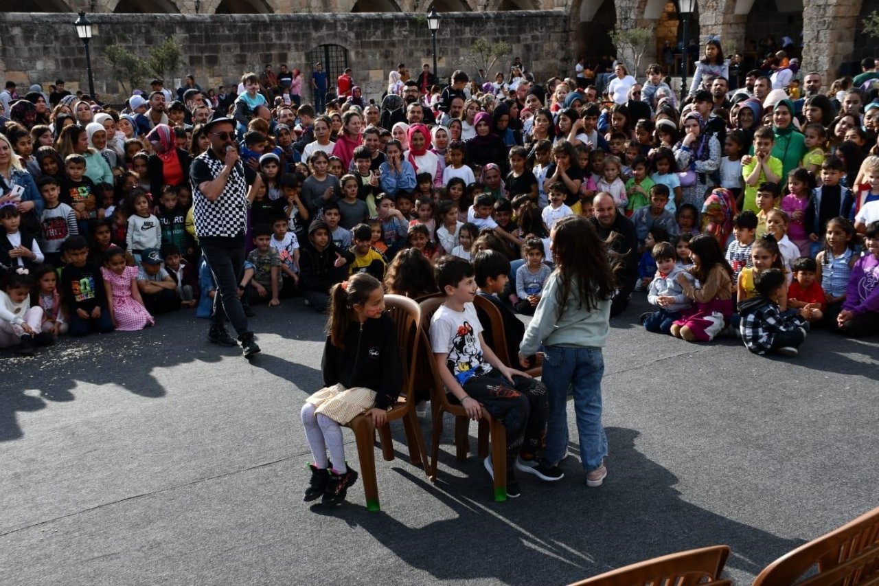 Payas Belediyesi’nin sanatçı Aslı Hünel ile birlikte depremzede çocuklara moral etkinliği