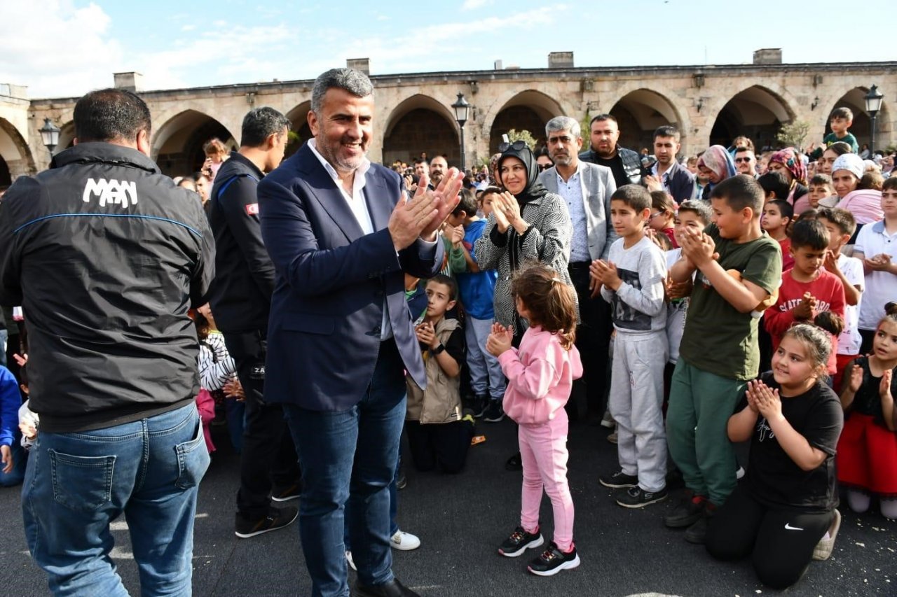 Payas Belediyesi’nin sanatçı Aslı Hünel ile birlikte depremzede çocuklara moral etkinliği