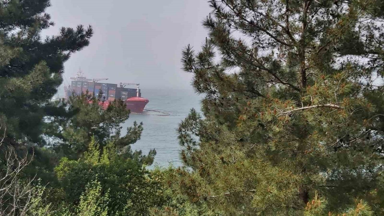 Kastamonu’da karaya oturan gemi yan yatmaya başladı