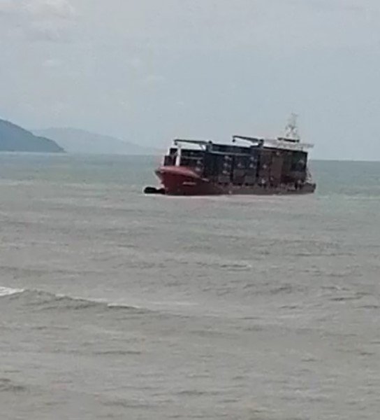 Kastamonu’da karaya oturan gemi yan yatmaya başladı