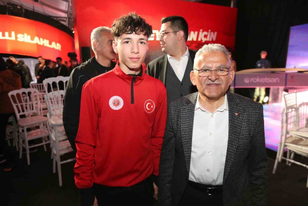 Bakan Akar ile gençlerle buluşan Başkan Büyükkılıç’tan anlamlı şiir